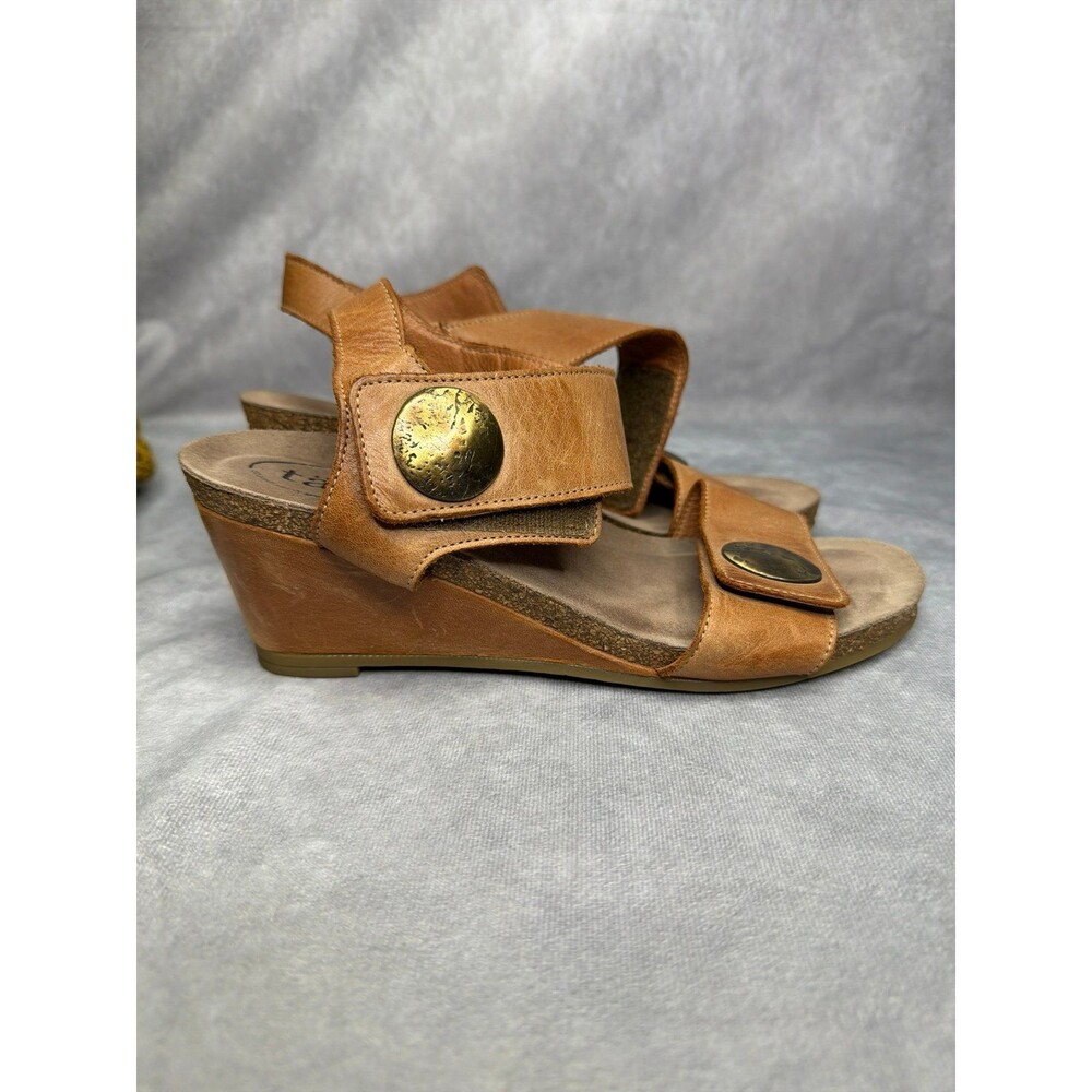 Taos Carousel 3 Sandals Size EU 39 US 8.5 Leather Tan Brass Wedge Ankle Strap - Picture 2 of 8